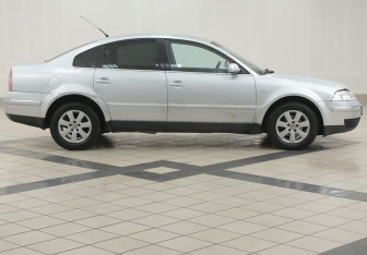 Подержанный автомобиль Volkswagen Passat Sedan 2003 года (5 фото)