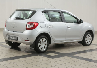 Подержанный автомобиль Renault Sandero 2015 года (4 фото)