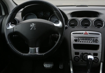 Подержанный автомобиль Peugeot 308 Hatchback 2011 года (14 фото)