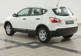 Подержанный автомобиль Nissan Qashqai 2013 года (2 фото)