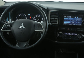 Подержанный автомобиль Mitsubishi Outlander 2012 года (14 фото)