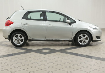 Подержанный автомобиль Toyota Auris Hatchback 2008 года (5 фото)