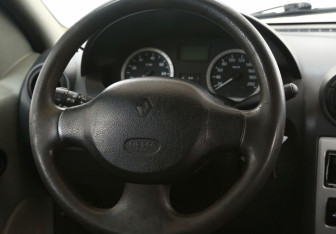 Подержанный автомобиль Renault Logan Sedan 2006 года (11 фото)
