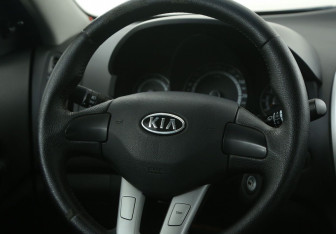 Подержанный автомобиль Kia Ceed Hatchback 2010 года (16 фото)