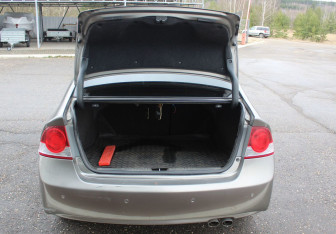 Подержанный автомобиль Honda Civic Sedan 2008 года (16 фото)