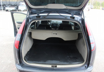 Подержанный автомобиль Ford Focus Wagon 2006 года (15 фото)
