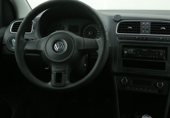 Подержанный автомобиль Volkswagen Polo Sedan 2012 года (14 фото)