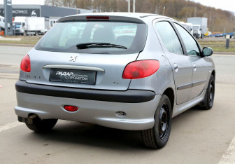 Подержанный автомобиль Peugeot 206 Hatchback 2004 года (6 фото)