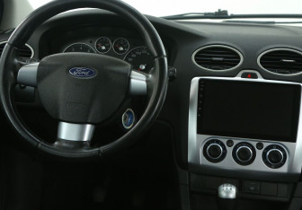 Подержанный автомобиль Ford Focus Sedan 2006 года (14 фото)