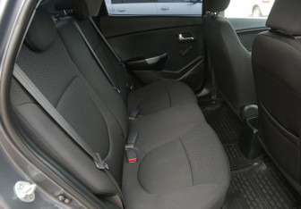 Подержанный автомобиль Kia Rio Sedan 2012 года (11 фото)