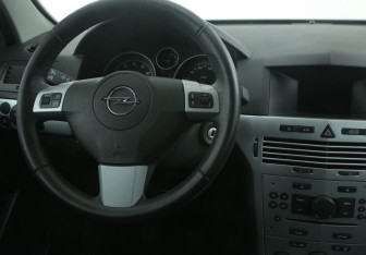 Подержанный автомобиль Opel Astra Sedan 2012 года (14 фото)