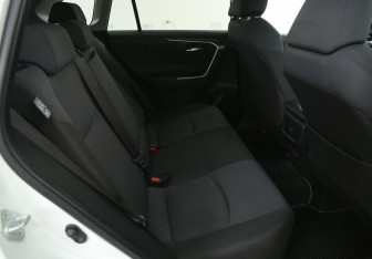 Подержанный автомобиль Toyota RAV4 2020 года (11 фото)