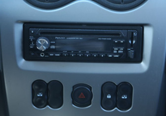 Подержанный автомобиль Renault Sandero 2012 года (13 фото)