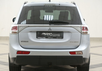 Подержанный автомобиль Mitsubishi Outlander 2012 года (3 фото)