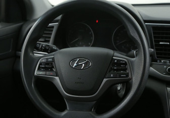 Подержанный автомобиль Hyundai Elantra Sedan 2017 года (16 фото)