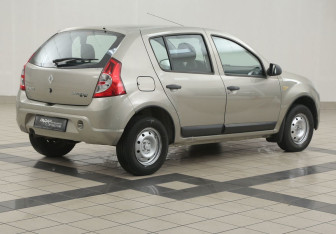 Подержанный автомобиль Renault Sandero 2010 года (4 фото)