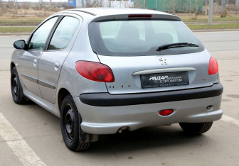 Подержанный автомобиль Peugeot 206 Hatchback 2004 года (4 фото)