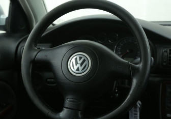 Подержанный автомобиль Volkswagen Passat Sedan 2003 года (16 фото)