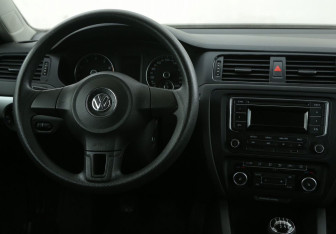 Подержанный автомобиль Volkswagen Jetta Sedan 2011 года (14 фото)