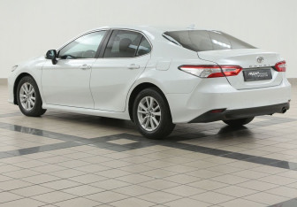 Подержанный автомобиль Toyota Camry Sedan 2018 года (2 фото)
