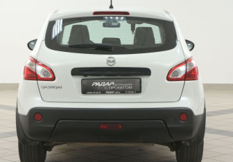Подержанный автомобиль Nissan Qashqai 2013 года (3 фото)