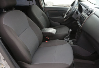 Подержанный автомобиль Renault Logan Sedan 2015 года (10 фото)