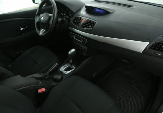 Подержанный автомобиль Renault Fluence 2011 года (9 фото)