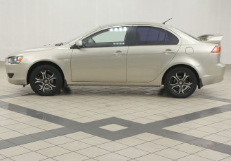 Подержанный автомобиль Mitsubishi Lancer Sedan 2008 года (7 фото)