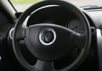 Подержанный автомобиль Renault Sandero 2011 года (16 фото)