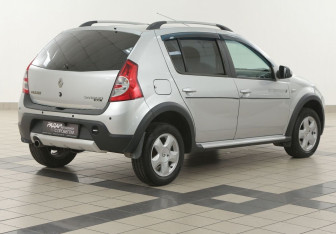 Подержанный автомобиль Renault Sandero 2014 года (4 фото)
