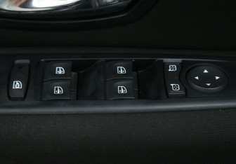 Подержанный автомобиль Renault Fluence 2012 года (17 фото)