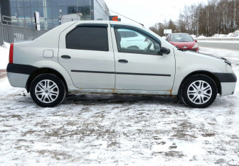Подержанный автомобиль Renault Logan Sedan 2007 года (7 фото)