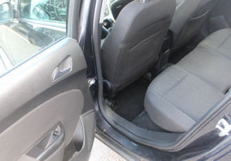 Подержанный автомобиль Opel Astra Hatchback 2012 года (13 фото)