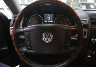 Подержанный автомобиль Volkswagen Touareg 2005 года (8 фото)