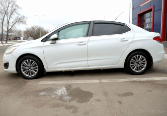 Подержанный автомобиль Citroen C4 Sedan 2013 года (8 фото)