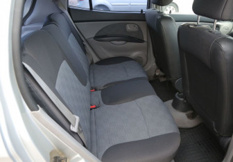 Подержанный автомобиль Kia Picanto 2006 года (11 фото)
