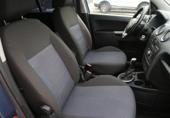 Подержанный автомобиль Ford Fusion 2006 года (10 фото)