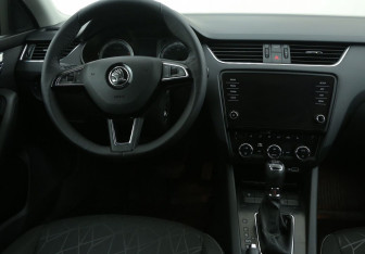 Подержанный автомобиль Skoda Octavia Liftback 2019 года (14 фото)