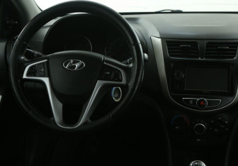 Подержанный автомобиль Hyundai Solaris Hatchback 2011 года (14 фото)