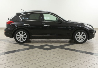 Подержанный автомобиль Infiniti QX50 2015 года (5 фото)