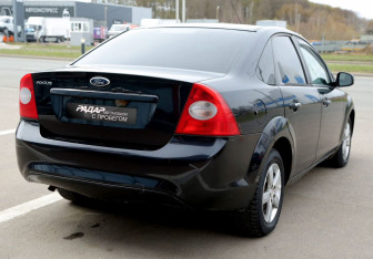 Подержанный автомобиль Ford Focus Sedan 2011 года (6 фото)