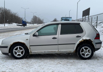 Подержанный автомобиль Volkswagen Golf Hatchback 1998 года (3 фото)