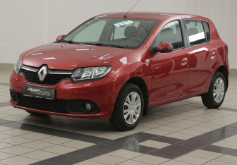 Подержанный автомобиль Renault Sandero 2015 года (8 фото)