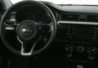 Подержанный автомобиль Kia Rio Sedan 2018 года (14 фото)