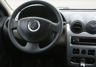 Подержанный автомобиль Renault Logan Sedan 2011 года (14 фото)