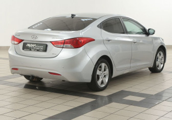 Подержанный автомобиль Hyundai Elantra Sedan 2012 года (4 фото)