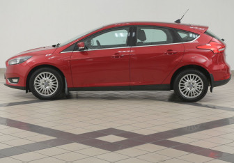 Подержанный автомобиль Ford Focus Hatchback 2017 года (7 фото)