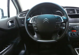 Подержанный автомобиль Citroen C4 Hatchback 2011 года (9 фото)