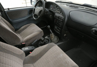 Подержанный автомобиль Chevrolet Niva 2004 года (9 фото)