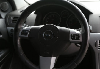 Подержанный автомобиль Opel Astra Hatchback 2010 года (16 фото)